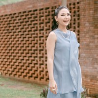 Jessica tampil cantik kenakan busana berpotongan longgar warna biru. Busana tersebut terdiri dari atasan dan bawahan berbahan organza yang flowy.&nbsp;Foto: Instagram/@jscmila