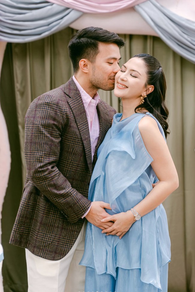 Sementara sang suami, Yakup, memilih memadukan kemeja pink dan blazer coklat serta celana panjang putih. Akan segera memiliki 2 anak, Yakup dan Jessica terlihat semakin mesra.&nbsp;Foto: Instagram/@jscmila
