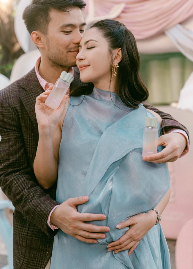 Dalam beberapa foto tampak Jessiva dan suami yang berpose memegang baby bump di perutnya. Busana berpotongan longgar yang dikenakan membuat baby bump di peerut Jessica jadi tak terlalu terlihat.&nbsp;Foto: Instagram/@jscmila