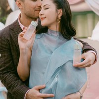 Dalam beberapa foto tampak Jessiva dan suami yang berpose memegang baby bump di perutnya. Busana berpotongan longgar yang dikenakan membuat baby bump di peerut Jessica jadi tak terlalu terlihat.&nbsp;Foto: Instagram/@jscmila