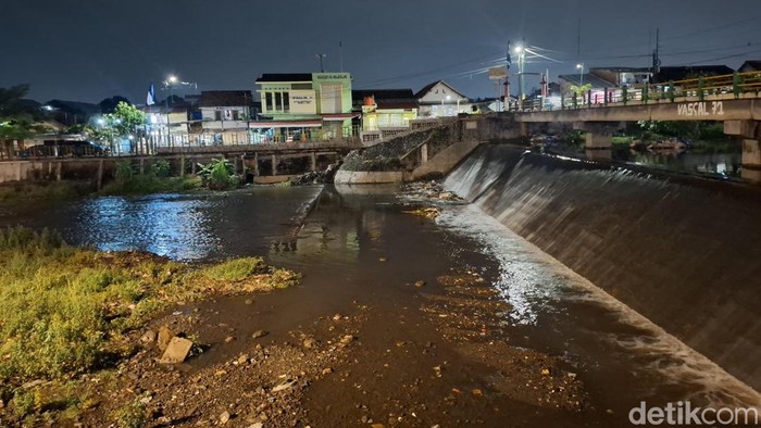 Kali Code yang menjadi lokasi warga panen ikan usai hujan deras di Wirogunan, Kemantren Mergangsan, Kota Jogja, Senin (26/10/2026).