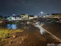 Semringahnya Warga Berebut Ikan Klenger di Kali Code Jogja Usai Hujan Deras