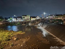Semringahnya Warga Berebut Ikan Klenger di Kali Code Jogja Usai Hujan Deras