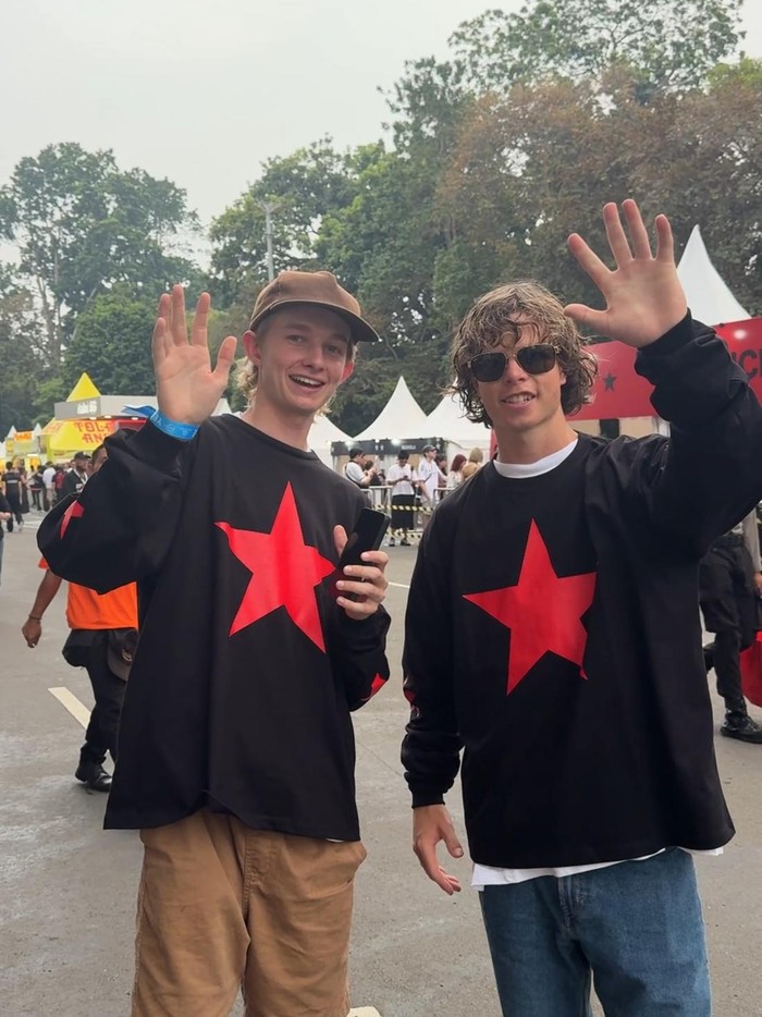 Kanye West menggelar konser spektakuler di Jakarta, menarik perhatian penonton dari Australia yang terbang jauh karena dilarang masuk ke negara mereka.