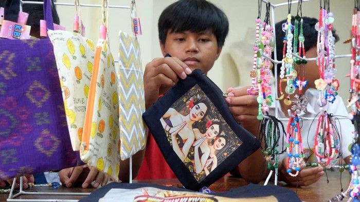Karya Siswa Disabilitas di Bali Tembus Toko Oleh-Oleh, Harga Mulai Rp 10 Ribu Siswa tunarungu menata aksesoris saat pelajaran tata busana di SLB Negeri 1 Tabanan, Bali, Senin (26/10/2026). Produk kerajinan tangan yang diproduksi oleh para siswa penyandang disabilitas di sekolah tersebut saat ini sudah dijual di sejumlah toko oleh-oleh khas Bali dengan harga bervariasi yakni dari Rp 10 ribu hingga Rp 300 ribu sesuai jenis, bahan, dan ukuran. ANTARA FOTO/Nyoman Hendra Wibowo/agr