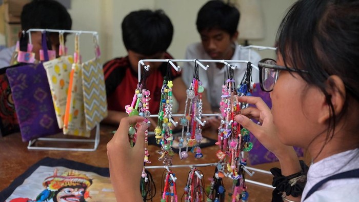 Karya Siswa Disabilitas di Bali Tembus Toko Oleh-Oleh, Harga Mulai Rp 10 Ribu Siswa tunarungu menata aksesoris saat pelajaran tata busana di SLB Negeri 1 Tabanan, Bali, Senin (26/10/2026). Produk kerajinan tangan yang diproduksi oleh para siswa penyandang disabilitas di sekolah tersebut saat ini sudah dijual di sejumlah toko oleh-oleh khas Bali dengan harga bervariasi yakni dari Rp 10 ribu hingga Rp 300 ribu sesuai jenis, bahan, dan ukuran. ANTARA FOTO/Nyoman Hendra Wibowo/agr