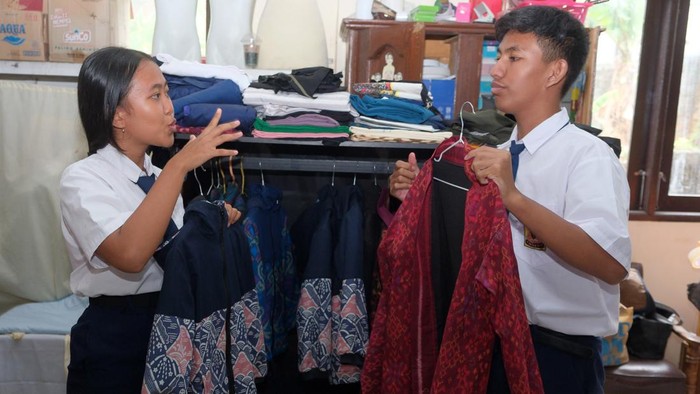 Karya Siswa Disabilitas di Bali Tembus Toko Oleh-Oleh, Harga Mulai Rp 10 Ribu Siswa tunarungu menata aksesoris saat pelajaran tata busana di SLB Negeri 1 Tabanan, Bali, Senin (26/10/2026). Produk kerajinan tangan yang diproduksi oleh para siswa penyandang disabilitas di sekolah tersebut saat ini sudah dijual di sejumlah toko oleh-oleh khas Bali dengan harga bervariasi yakni dari Rp 10 ribu hingga Rp 300 ribu sesuai jenis, bahan, dan ukuran. ANTARA FOTO/Nyoman Hendra Wibowo/agr