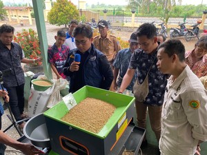 Tim Ekspedisi Patriot ITS Dampingi Petani Oransbari Kembangkan Beras Premium