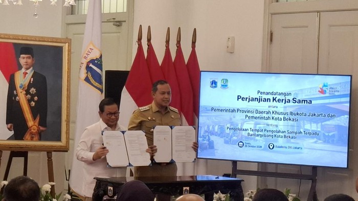 Penandatangan kerja sama antara Pemprov DKI dan Pemkot Bekasi tangani sampah di TPST Bantargebang, Senin (26/10/2026).