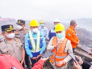 Khofifah Kirim Heli Water Bombing untuk Padamkan Kebakaran TPA Supit Urang