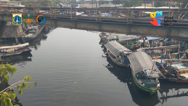 Kondisi Kali Cakung Drain, Cilincing, Jakut dipenuhi sampah viral di medsos. Dinas Lingkungan Hidup (DLH) DKI Jakarta terjun membersihkan badan kali tersebut. (dok DLH DKI)