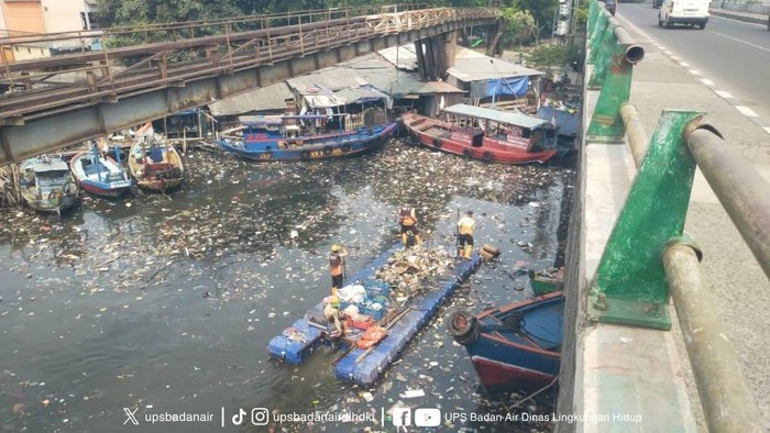 Kondisi Kali Cakung Drain, Cilincing, Jakut dipenuhi sampah viral di medsos. Dinas Lingkungan Hidup (DLH) DKI Jakarta terjun membersihkan badan kali tersebut. (dok DLH DKI)