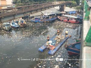 Viral Kali Cakung Drain Dipenuhi Kotoran, 8 Kubik Sampah Diangkut DLH DKI