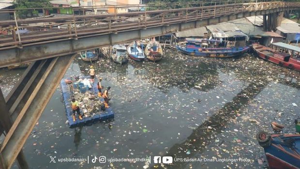 Kondisi Kali Cakung Drain, Cilincing, Jakut dipenuhi sampah viral di medsos. Dinas Lingkungan Hidup (DLH) DKI Jakarta terjun membersihkan badan kali tersebut. (dok DLH DKI)