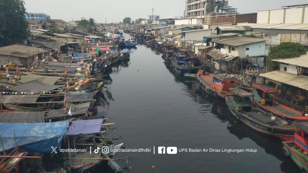 Kondisi Kali Cakung Drain, Cilincing, Jakut dipenuhi sampah viral di medsos. Dinas Lingkungan Hidup (DLH) DKI Jakarta terjun membersihkan badan kali tersebut. (dok DLH DKI)