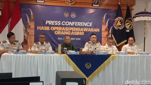 Konferensi pers hasiil pengawasan orang asing di Bali oleh Imigrasi, Senin (26/10/2026).