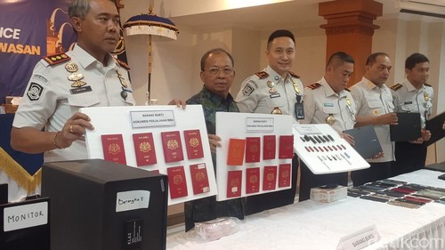 Konferensi pers hasil pengawasan terhadap WNA di Kantor Imigrasi Ngurah Rai, Badung, Bali, Senin (26/10/2026). (Foto:Wibhi Leksono/detikBali)
