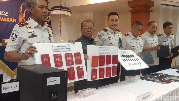 Konferensi pers hasil pengawasan terhadap WNA di Kantor Imigrasi Ngurah Rai, Badung, Bali, Senin (26/10/2026). (Foto:Wibhi Leksono/detikBali)