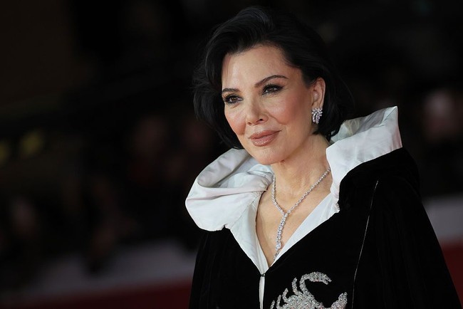 Kris Jenner terlihat awet muda saat hadir di pemutaran perdana All’s Fair musim kedua di Roma, Sabtu (24/10/2026) malam. All’s Fair merupakan serial yang dibintangi Kim Kardashian dan diproduseri oleh Kris Jenner. Foto: Dok. Getty Images