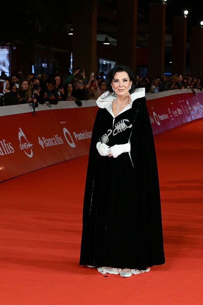 Kris Jenner membeli jubah bersejarah itu melalui lelang dan sempat meminjamkannya kepada Kim Kardashian untuk syuting All’s Fair musim kedua. Jubah berwarna hitam dengan lapisan sutra warna gading ini memiliki penutup kepala yang dramatis dan dua bordiran kalajengking di bagian dada. Foto: Dok. Getty Images