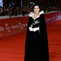 Kris Jenner membeli jubah bersejarah itu melalui lelang dan sempat meminjamkannya kepada Kim Kardashian untuk syuting All’s Fair musim kedua. Jubah berwarna hitam dengan lapisan sutra warna gading ini memiliki penutup kepala yang dramatis dan dua bordiran kalajengking di bagian dada. Foto: Dok. Getty Images
