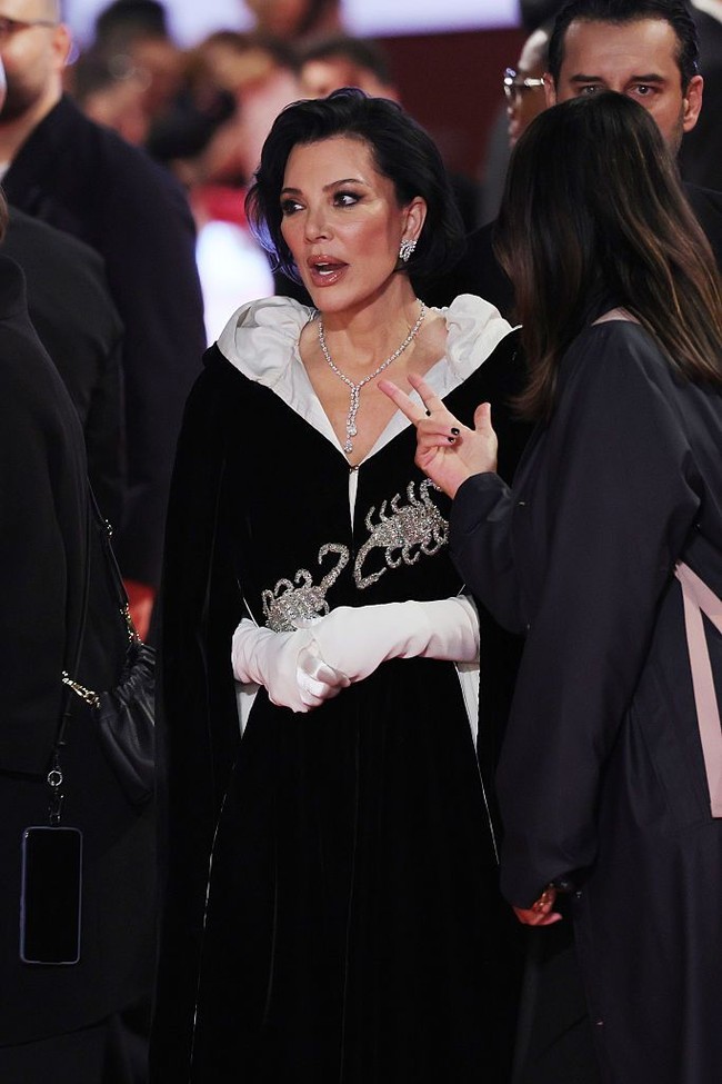 Selain cape yang dipakainya, penampilan Kris Jenner dengan wajah awet muda juga mencuri perhatian. Penampilannya disebut netizen seperti melawan penuaan. Foto: Dok. Getty Images