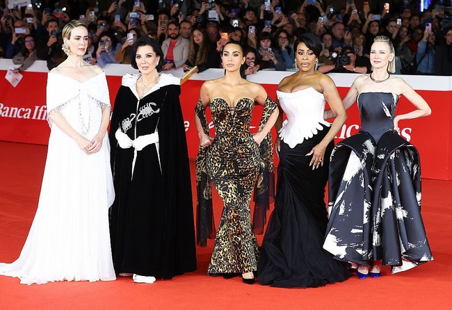 Kris tampil istimewa untuk momen spesial pemutaran perdana All’s Fair. Dia mengenakan jubah ikonis yang dulunya dimiliki oleh aktris legendaris Hollywood, Elizabeth Taylor.  Dirancang oleh Tiziani Roma, busana ini awalnya dikenakan oleh Elzabeth Taylor pada perayaan ulang tahun Grace Kelly yang ke-40 pada 1969. Foto: Dok. Getty Images