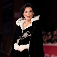 Bintang reality show ini dilaporkan menjalani prosedur facelift senilai US$150.000 atau sekitar Rp2,3 miliar pada 2025. Nama Dr. Steven Levine, ahli bedah asal New York, AS merupakan sosok di balik perubahan wajah Kris Jenner. Levine dikenal luas di kalangan selebriti berkat hasil facelift-nya yang terlihat alami, namun perubahan yang tampak nyata. Foto: Dok. Getty Images