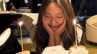 Di malam harinya Krystal Jung masih mendapat kue ulang tahun. Ia juga mendapat banyak ucapan dan doa atas pertambahan usianya oleh netizen. (Foto: dok Instagram vousmevoyez)