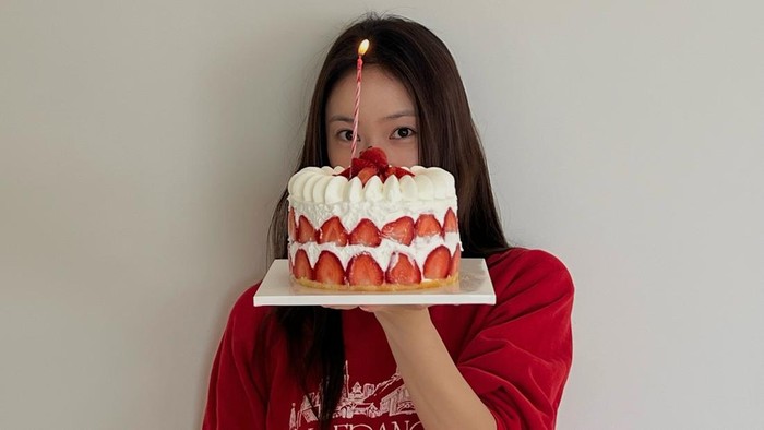 Banjir Kue di Ultah ke-32 Krystal Jung
