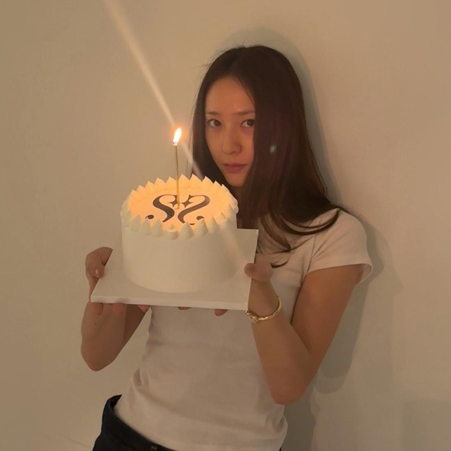 Banjir Kue di Ultah ke-32 Krystal Jung