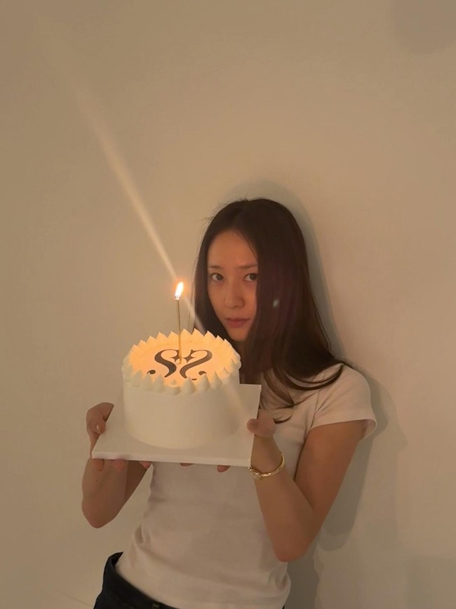 Banjir Kue di Ultah ke-32 Krystal Jung