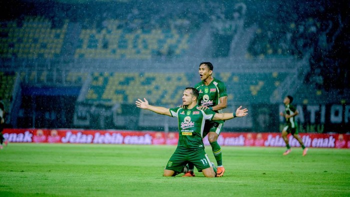 Laga Persebaya Surabaya vs Madura United