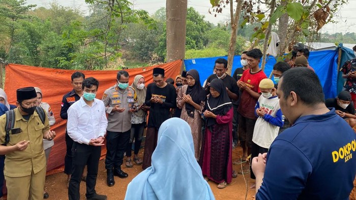 Makam seorang ibu rumah tangga berinisial S (43) warga Desa Kedungleper Kecamatan Bangsri, Kabupaten Jepara dilakukan pembongkaran atau ekshumasi, Senin (26/10/2026).