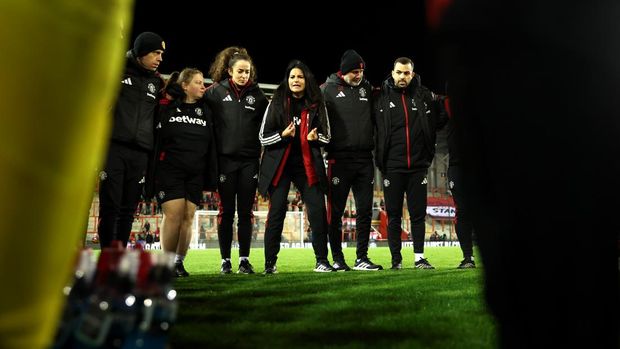 manchester united,man united,man utd,eva olid,women's super league MANCHESTER, ENGLAND - OCTOBER 25: Eva Olid, Manager of Manchester United, talks with players and staff in a huddle after the Barclays Women's Super League 2026/27 match between Manchester United and Manchester City at Old Trafford on October 25, 2026 in Manchester, England. (Photo by Molly Darlington - WSL/WSL Football via Getty Images)