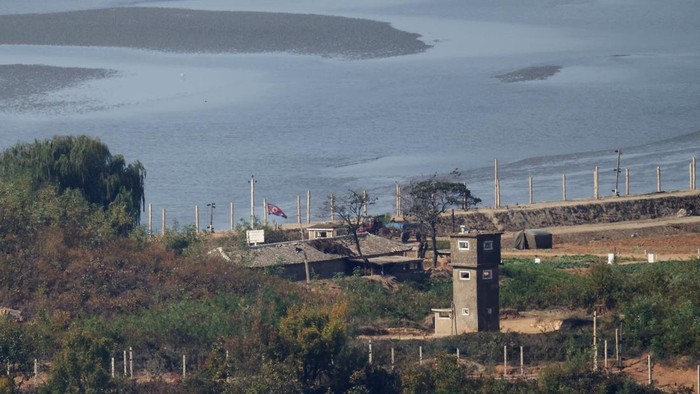 Memanas, Korea Utara Pamer Howitzer di Perbatasan Korea Selatan Ketegangan di perbatasan Korea Utara dan Korea Selatan kembali menjadi sorotan. Pada Senin (26/10/2026), sejumlah tentara Korea Utara terlihat beraktivitas di dekat pagar kawat berduri yang baru dipasang di sepanjang perbatasan kedua negara. REUTERS/Kim Hong-Ji