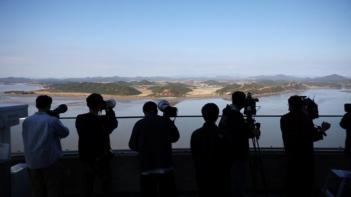 Memanas, Korea Utara Pamer Howitzer di Perbatasan Korea Selatan Ketegangan di perbatasan Korea Utara dan Korea Selatan kembali menjadi sorotan. Pada Senin (26/10/2026), sejumlah tentara Korea Utara terlihat beraktivitas di dekat pagar kawat berduri yang baru dipasang di sepanjang perbatasan kedua negara. REUTERS/Kim Hong-Ji