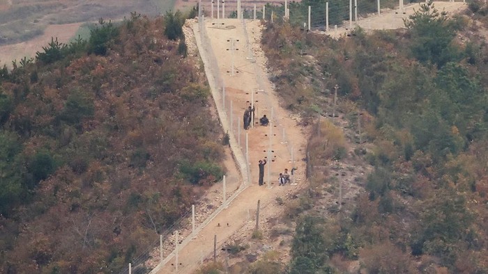 Memanas, Korea Utara Pamer Howitzer di Perbatasan Korea Selatan Ketegangan di perbatasan Korea Utara dan Korea Selatan kembali menjadi sorotan. Pada Senin (26/10/2026), sejumlah tentara Korea Utara terlihat beraktivitas di dekat pagar kawat berduri yang baru dipasang di sepanjang perbatasan kedua negara. REUTERS/Kim Hong-Ji