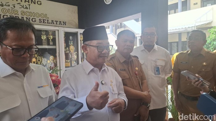 Mendikdasmen Abdul Muti pada peninjauan TKA 2026 di SMAN 3 Tangsel, Banten, Senin (26/10/2026).