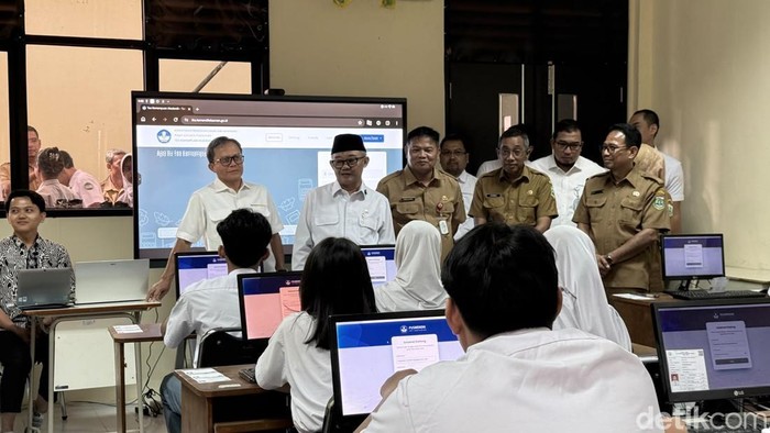 Mendikdasmen Abdul Muti pada peninjauan TKA 2026 di SMAN 3 Tangsel, Banten, Senin (26/10/2026).