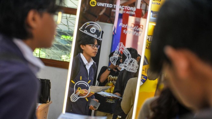 Pencari kerja mencari informasi di sebuah stan perusahaan saat Titian Karier Terpadu di Kampus Institut Teknologi Bandung (ITB), Jawa Barat, Senin (26/10/2026). Titian Karier Terpadu yang diselenggarakan oleh ITB tersebut menyediakan ratusan lowongan pekerjaan dari 46 perusahaan yang ditujukan sebagai wadah bagi mahasiswa, alumni dan masyarakat umum untuk bertemu dan mencari peluang kerja dari puluhan perusahaan terkemuka. ANTARA FOTO/Raisan Al Farisi/agr