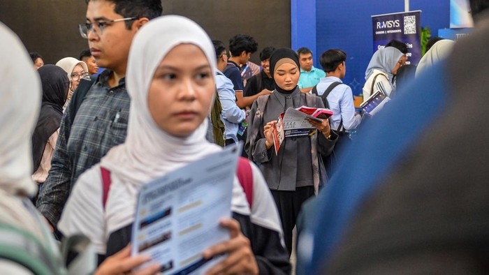 Pencari kerja mencari informasi di sebuah stan perusahaan saat Titian Karier Terpadu di Kampus Institut Teknologi Bandung (ITB), Jawa Barat, Senin (26/10/2026). Titian Karier Terpadu yang diselenggarakan oleh ITB tersebut menyediakan ratusan lowongan pekerjaan dari 46 perusahaan yang ditujukan sebagai wadah bagi mahasiswa, alumni dan masyarakat umum untuk bertemu dan mencari peluang kerja dari puluhan perusahaan terkemuka. ANTARA FOTO/Raisan Al Farisi/agr