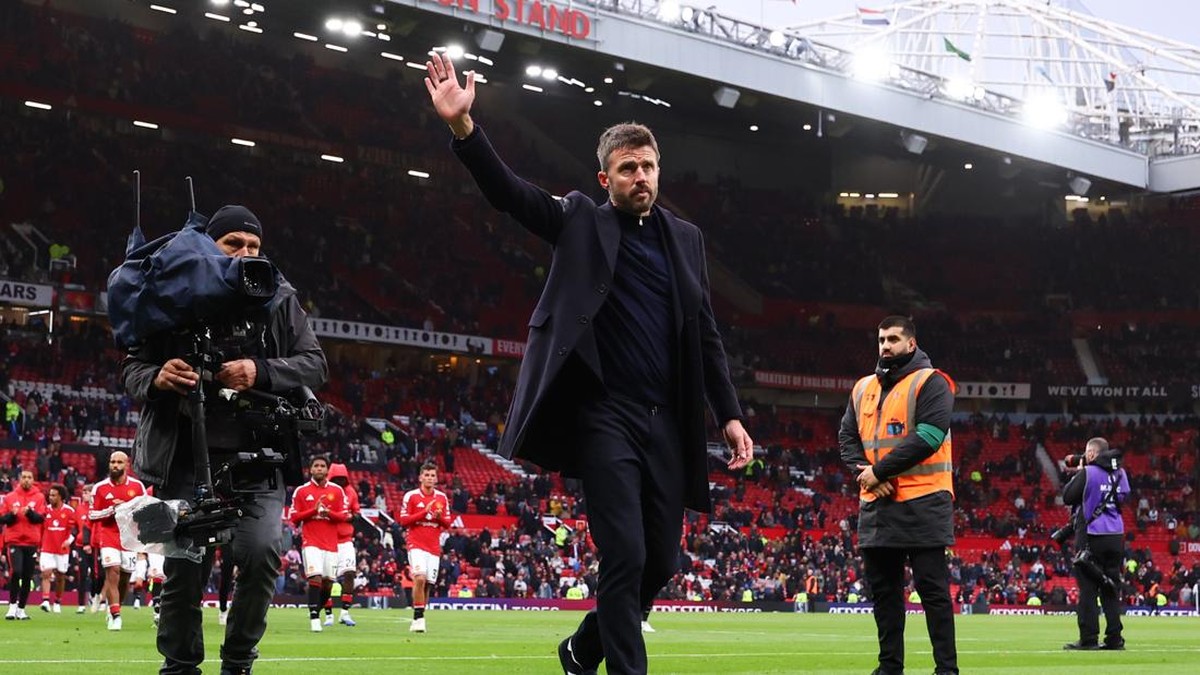 Michael Carrick melambaikan tangan ke suporter MU. (Foto: Getty Images/Marc Atkins)