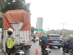 Mobil Boks Alami Gangguan Ban, Jl Letjen S Parman Arah Slipi Macet