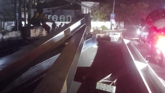 Muatan Tiang Baja Truk Jatuh Hantam Mobil di Tangsel Sampai Ringsek