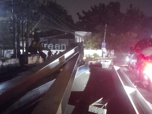 Muatan Tiang Baja Truk Jatuh Hantam Mobil di Tangsel Sampai Ringsek