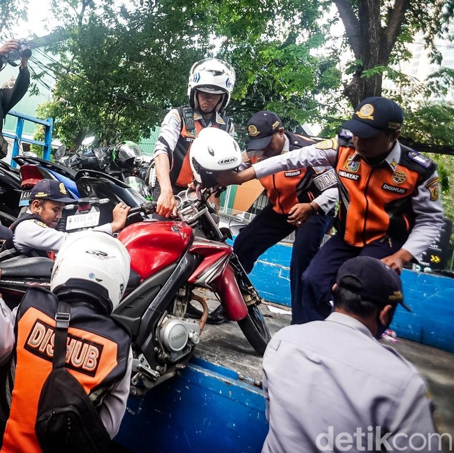 Nekat Parkir Sembarangan, Motor di Gandaria Diangkut Petugas