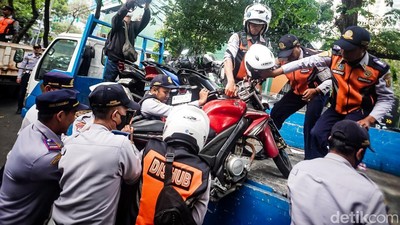 Nekat Parkir Sembarangan, Motor di Gandaria Diangkut Petugas