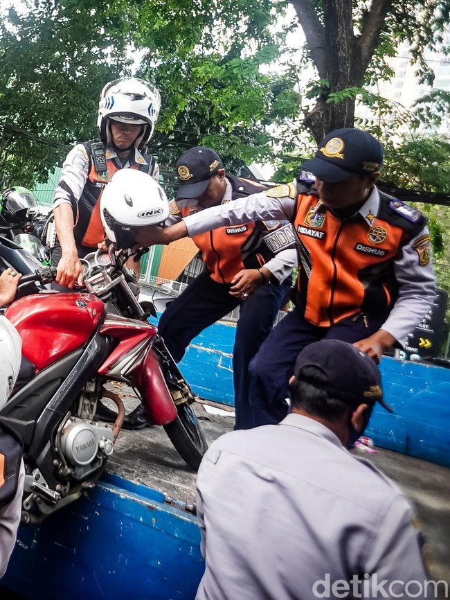 Nekat Parkir Sembarangan, Motor di Gandaria Diangkut Petugas