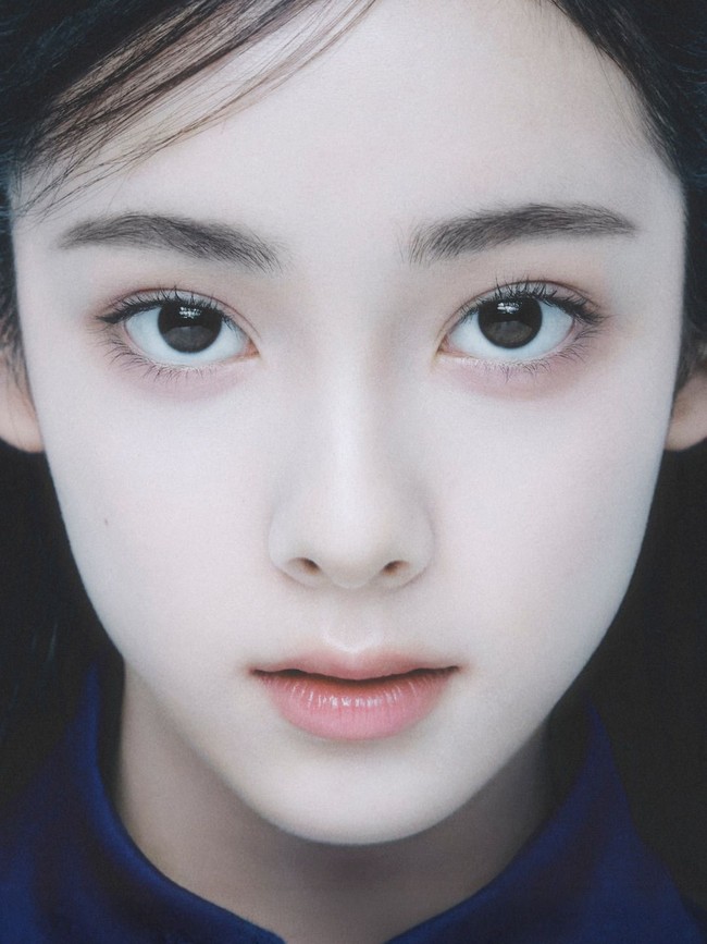 Pemilik nama lengkap Olivia Angel ini debut di bawah naungan A2O Entertainment, agensi yang didirikan pendiri SM Entertainment Lee Soo Man. Netizen menyorot bagaimana Lee Soo Man dapat menemukan garis berwajah mirip dalam grup bentukannya. Foto: dok. Instagram @a2o.lite